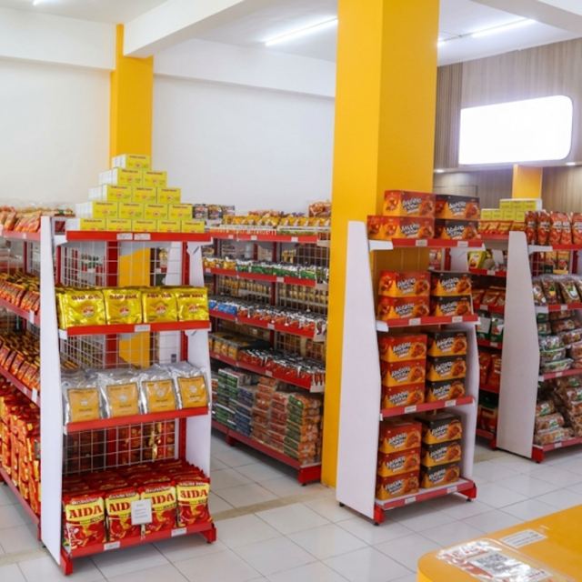 Rak Toko Bang Bana Sawojajar penuh snack